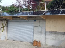 Installation d'un couvert en bois pour panneaux solaires à Cottens