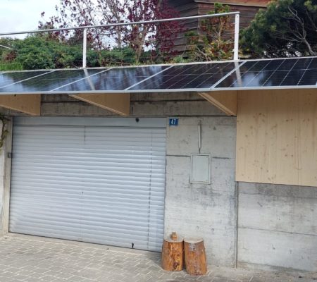 Installation d'un couvert en bois pour panneaux solaires à Cottens