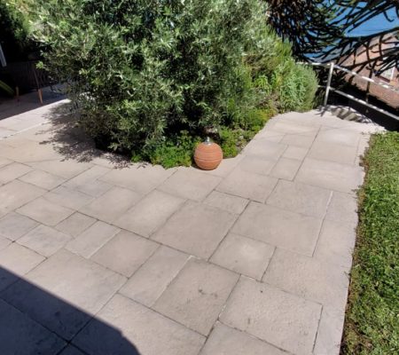 Nettoyage d'une terrasse en pierres naturelles